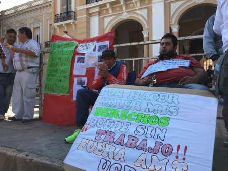 Remiseros protestan encadenados en la Legislatura