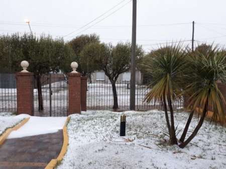 La caída de granizo provocó anegamientos y cubrió de blanco a calles cordobesas