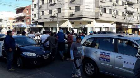 Agencias de remis denuncian amenazas y desacreditan el reclamo de remiseros