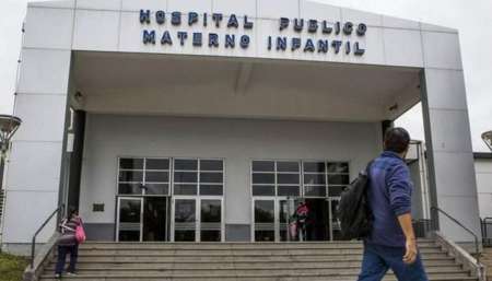 Ordenan ponerle implantes mamarios a una mujer trans