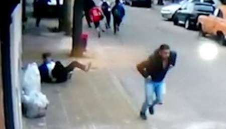 VIDEO: Motochorros atacaron a un grupo de alumnos a la slida de una escuela