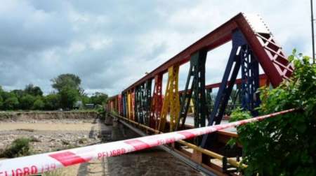 Policía detenido tras matar a una mujer y darse a la fuga