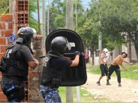 A piedrazos atacaron un móvil policial en B° Sanidad II