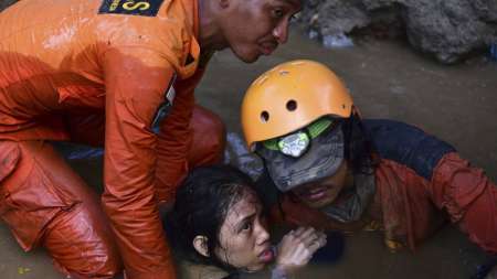 Ascienden a 832 los muertos por el terremoto y tsunami en Indonesia