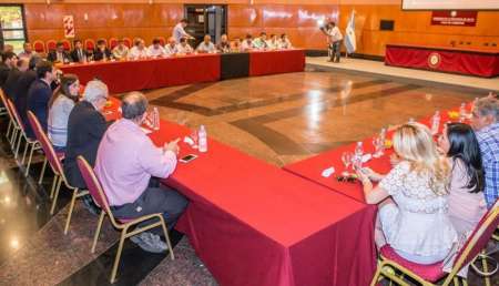 Un sector docente apura al Gobierno por las paritarias