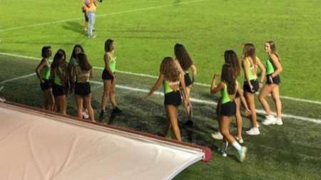 Polémica en Italia: un club de fútbol puso a chicas de 16 años en mini shorts como alcanzapelotas