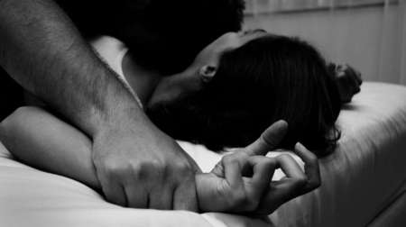 Se despertó de madrugada por unos ruidos y encontró a su marido violando a su hija de 11 años