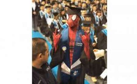 Furor por joven que se recibió vestido de Spiderman