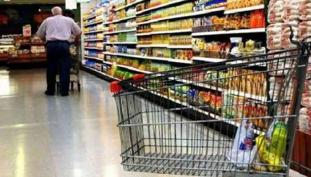 El consumo masivo bajó por cuarto mes consecutivo y el salario cayó un 10 por ciento