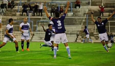 Gimnasia va por el puntero