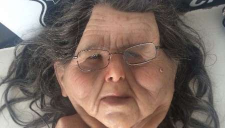 La máscara utilizada por la estafadora para sacar la plata y un crédito a favor de la anciana.