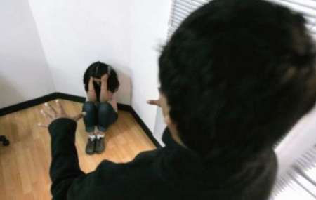 El peor vecino: fingió ayudarla pero abusó de su hija y se quedó con su auto