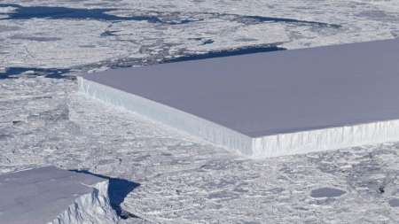 FOTO: La NASA halla un extraño iceberg perfectamente rectangular