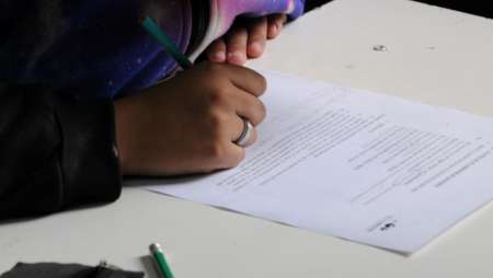 Una alumna estaba en una clase de educación sexual y denunció los abusos de un maestro