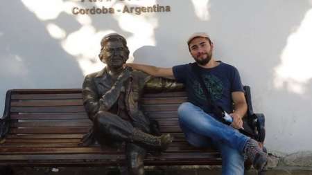 Anil Barán con la estatua del Che Guevara en Alta Gracia, Córdoba.