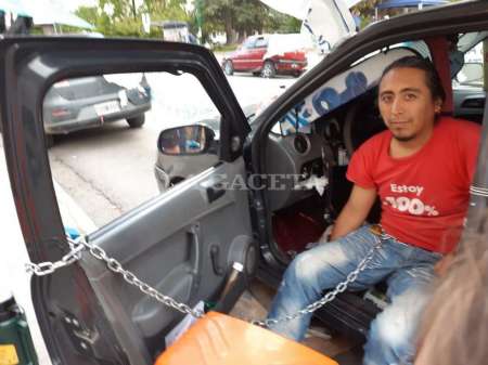 Licencias de remises: un chofer lleva 14 días encadenado en señal de protesta