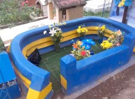 Una Bombonera en su tumba: el particular homenaje de una madre salteña a su hijo fallecido