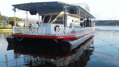 Con la pasión del superclásico y de la pesca en un catamarán