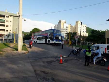 Un colectivo de larga distancia se quedó varado por dos horas en Av. Arenales