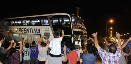 Pese a la ausencia de Messi,calurosa bienvenida a la Selección en Córdoba: 200 personas en el aeropuerto