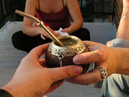 Tomar mate, ¿hace bien a la salud?