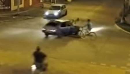 VIDEO: Atropelló a una ciclista y terminó en el hospital por la paliza que le dio el novio