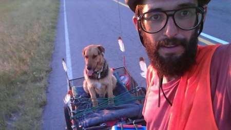 Alejandro recorre el país en bicicleta y con su perro en un carrito