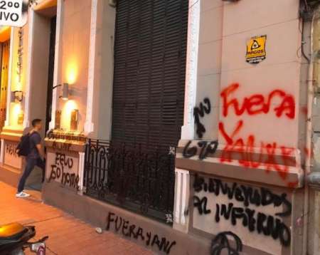 Marchaban contra el G20, pintaron un instituto de inglés y hasta quisieron entrar