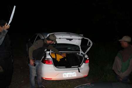 Un conductor huyó de un control y luego se encontró el auto abandonado con droga