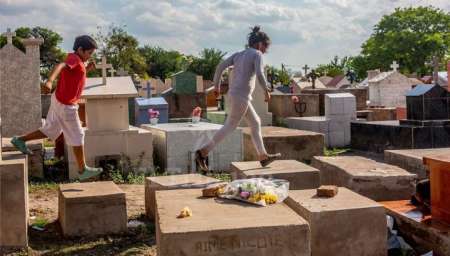 Asentados en el cementerio viven entre los muertos