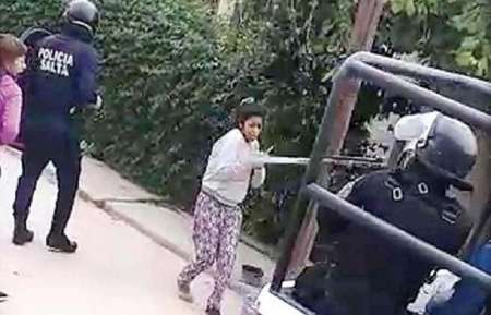 Echaron a los policías que le dispararon a una embarazada