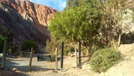 Originario dice que compró el "Cerro de los Siete Colores" en Purmamarca, y ahora todos deben pagar