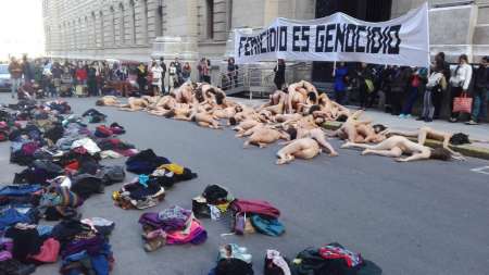 Mujeres se manifestaron desnudas contra los femicidios