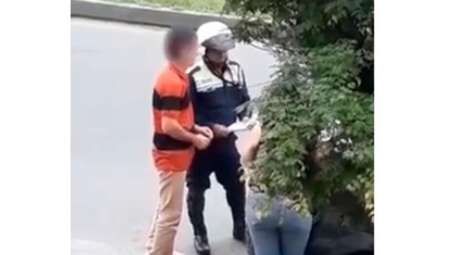 Video: un agente de tránsito recibió plata de un conductor y quedó filmado