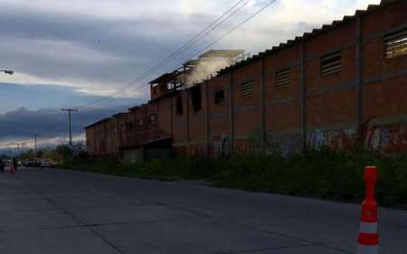 Una densa columna de humo alertó a los vecinos y bomberos