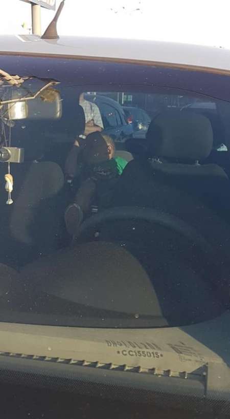 VIDEO: Dejaron a un bebé encerrado en el auto bajo el sol mientras hacían compras para Navidad