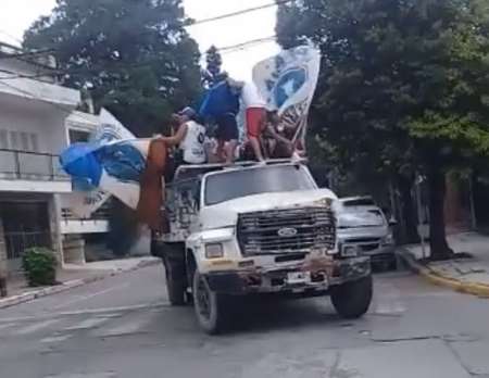 ¿Por qué la Policía permite que los hinchas viajen a los partidos como quieren?