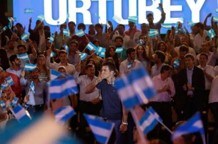 Poca mística y nuevas tendencias: ¿Cómo fue el lanzamiento presidencial de Urtubey?