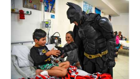 La Plata: el Batman solidario que lleva esperanza al hospital de niños
