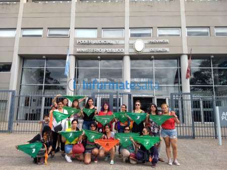 Feministas respaldaron a la joven denunciada por Suriani