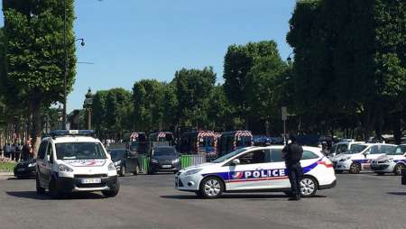Nueva alarma en París: evacuan Champs Elysées luego de que un auto chocara a un patrullero