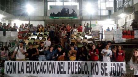 Los docentes universitarios rechazan el aumento salarial y advierten con un paro