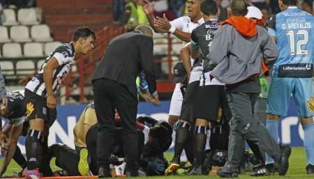Dramática reanimación a un jugador en un partido de la Copa Sudamericana