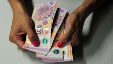 La compra de dólares para viajes y ahorro cayó 37% en enero