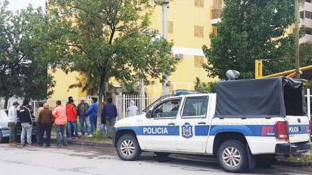 Ayudaron a una mujer embarazada atrapada en un ascensor y los despidieron