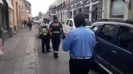 Papá dejó a su hija en el colegio y atropelló con saña a un inspector de tránsito