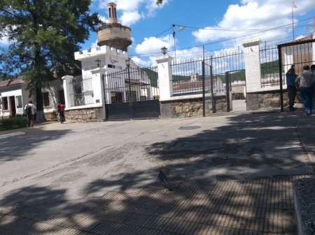 Tensión en Villa Las Rosas: un preso amenazó con matarse