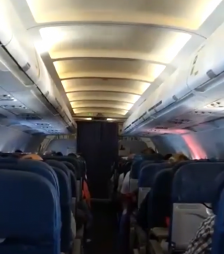 La tripulación de un avión homenajeó a héroes de Malvinas que estaban a bordo: "El país les debe todo"