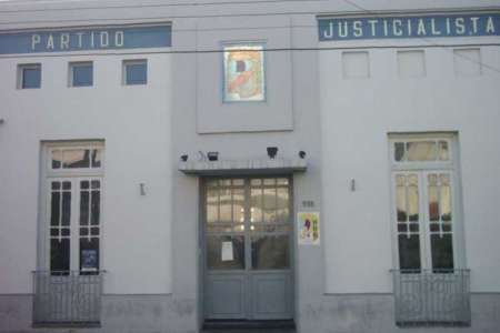 Militantes se reúnen en la sede del PJ para respaldar la candidatura de Urtubey