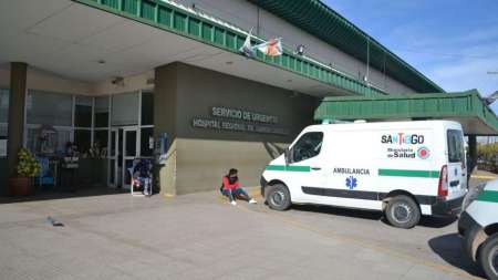 Tenían sexo en baño de hospital: acabaron golpeando al policía que los interrumpió